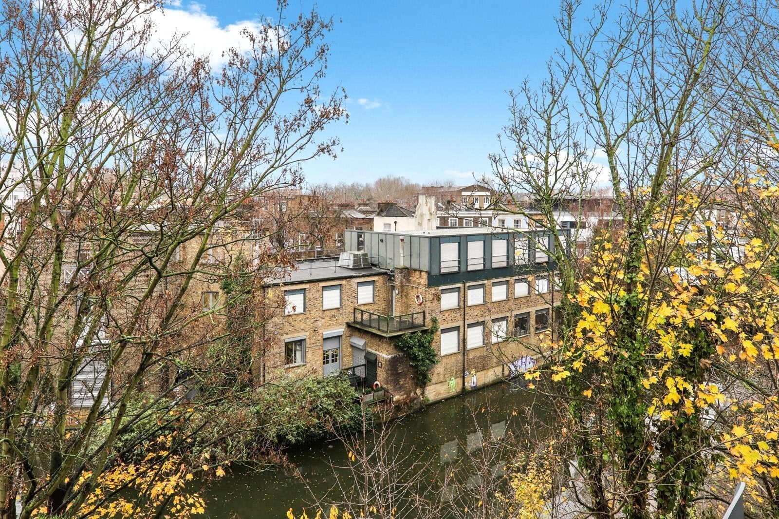 Flat Regent's Canal towpath in Greater London