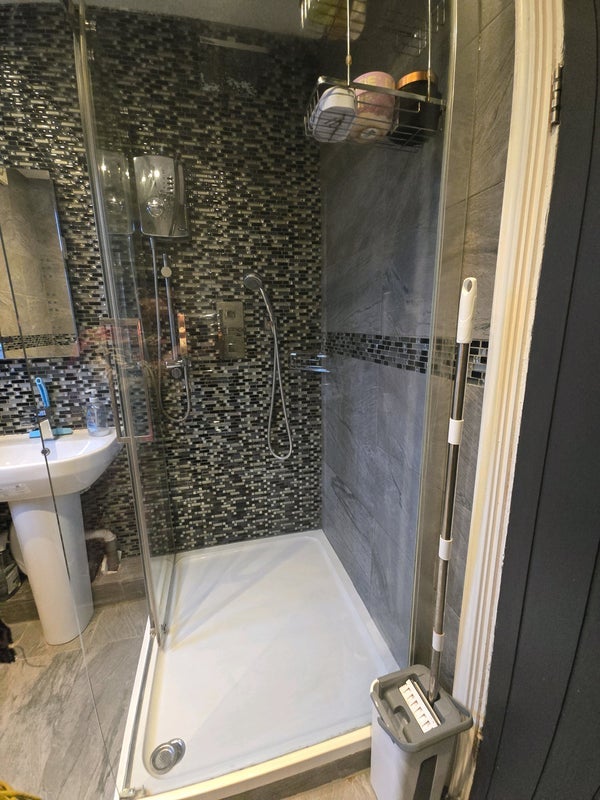 Room Flanders Road in Greater London