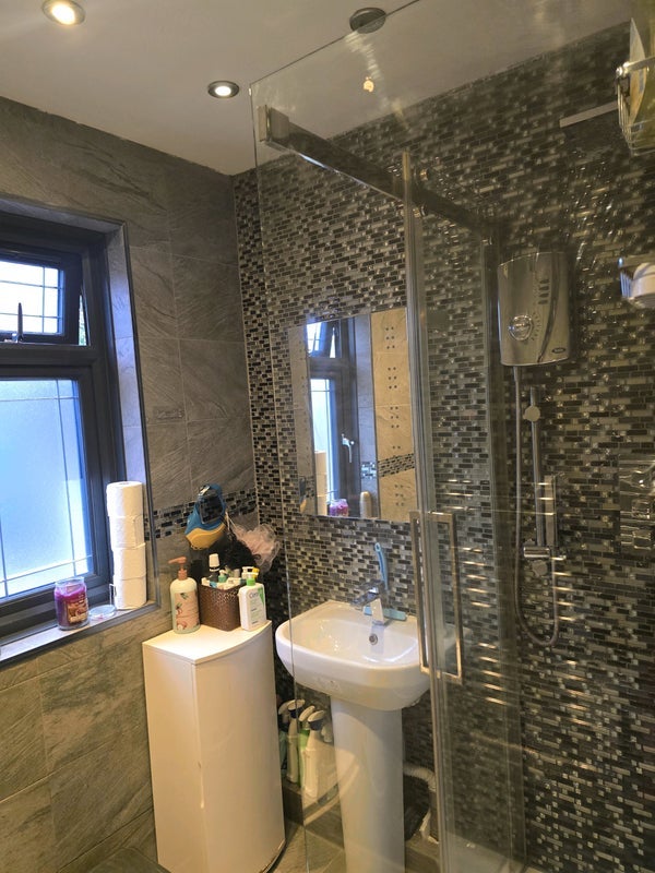 Room Flanders Road in Greater London