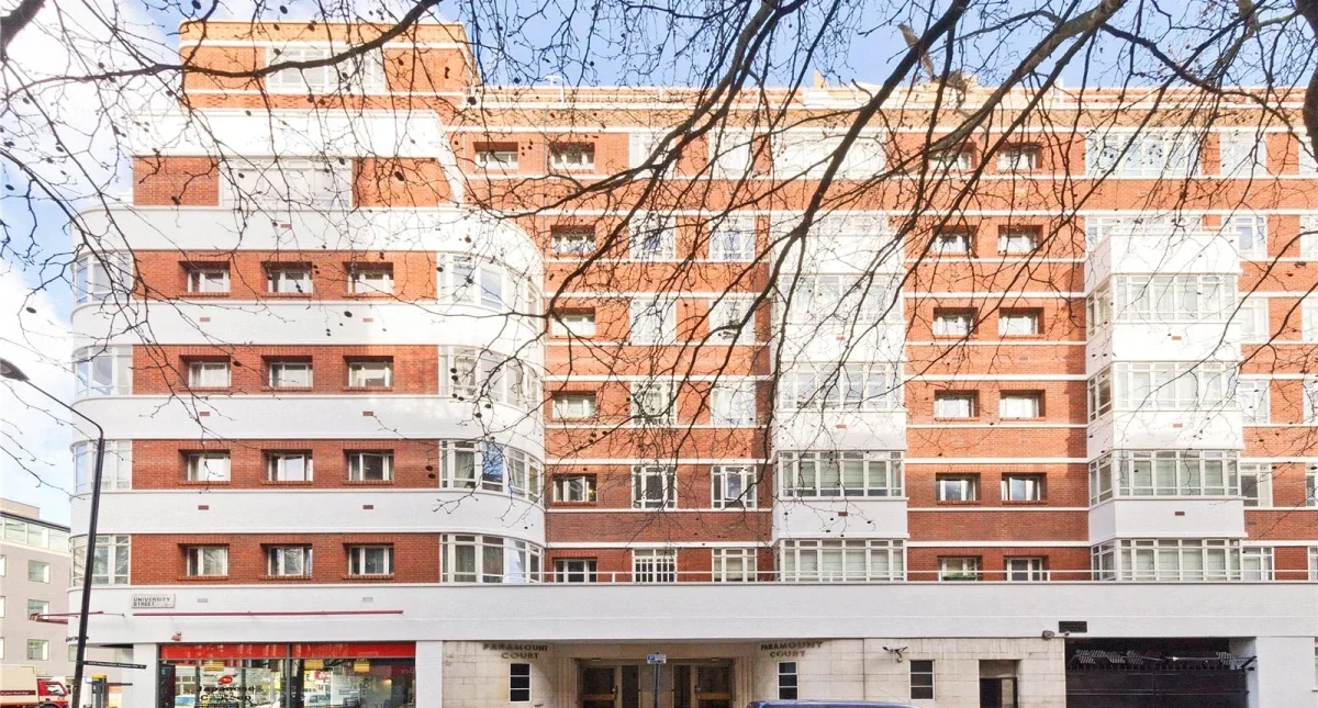Flat Queen's Yard in Greater London