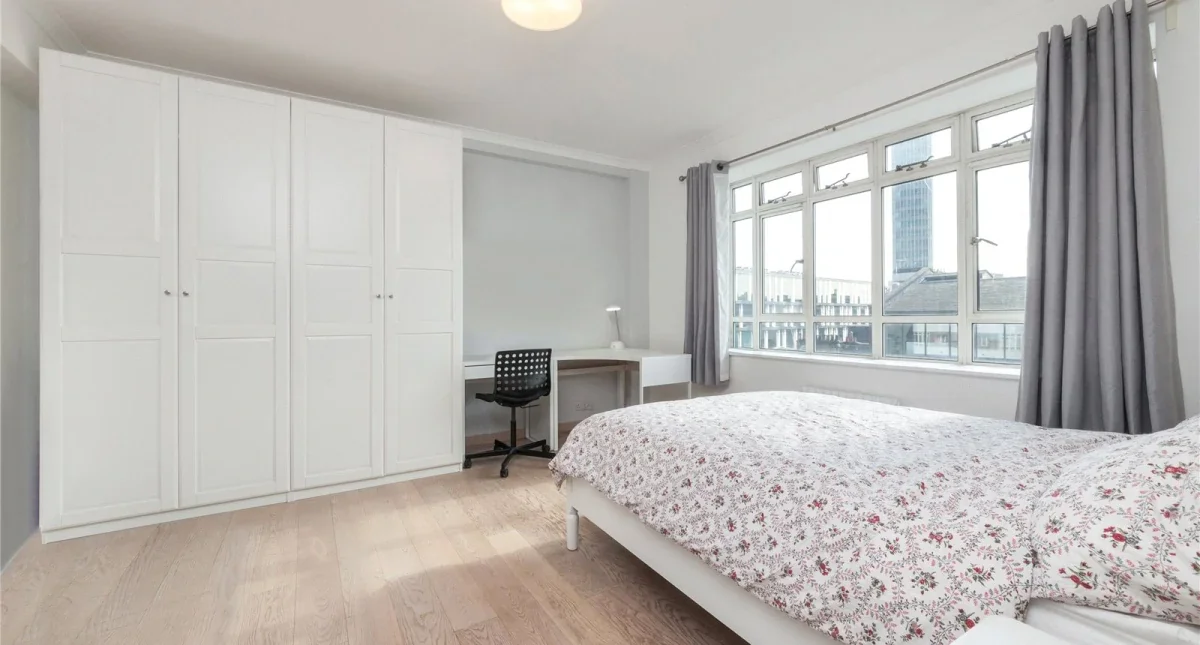 Flat Queen's Yard in Greater London
