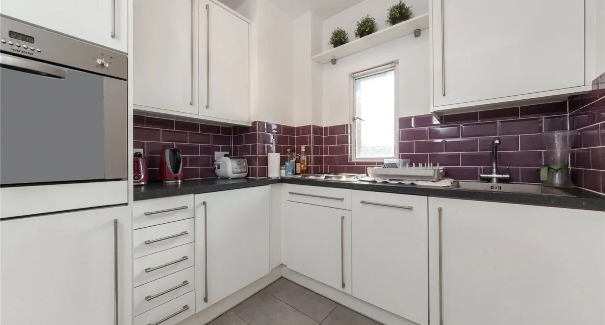 Flat Queen's Yard in Greater London