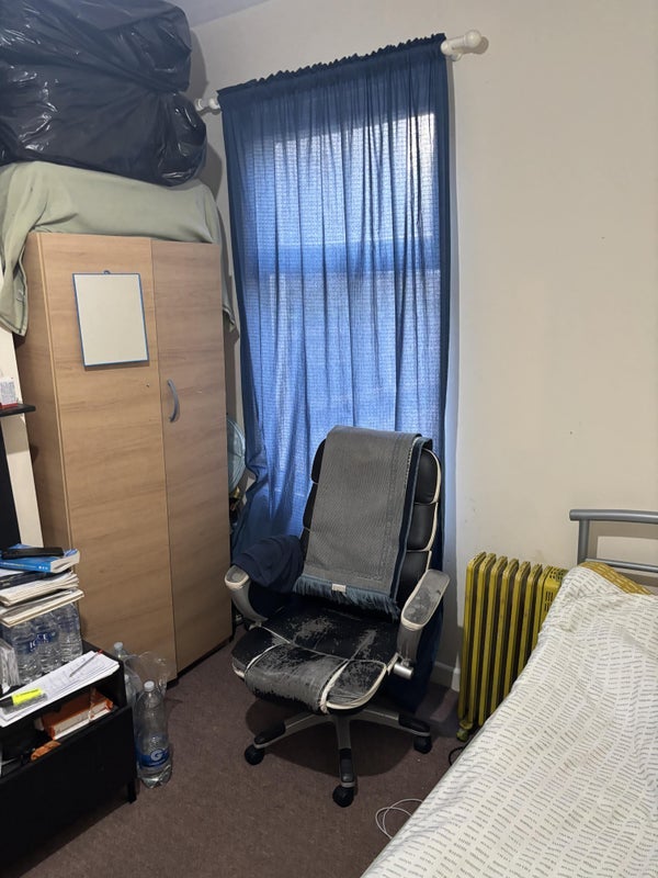 Room West Road in Greater London