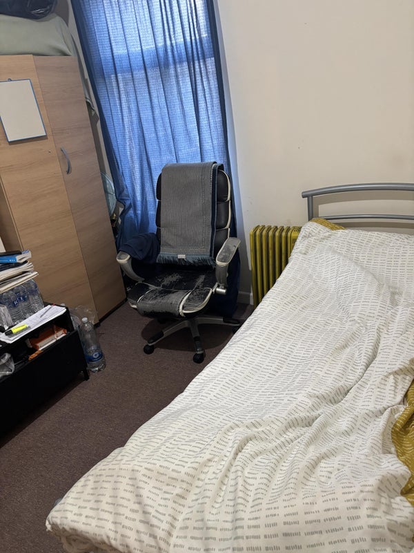 Room West Road in Greater London