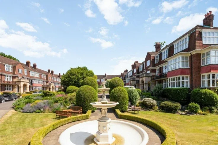 Flat Retreat Road in Greater London