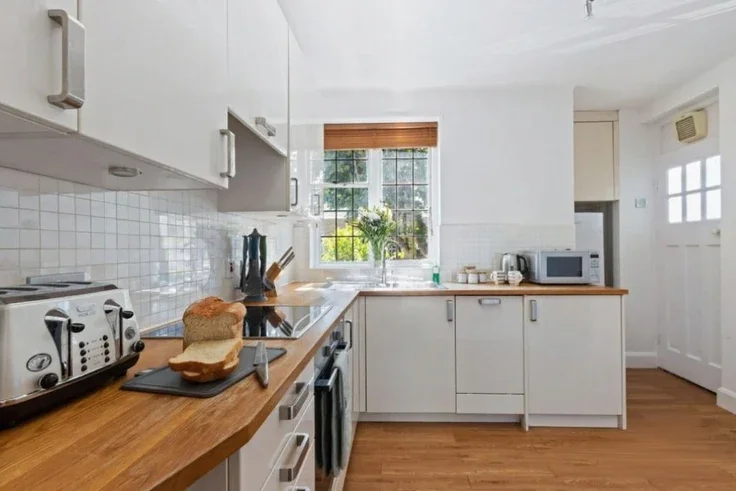 Flat Retreat Road in Greater London