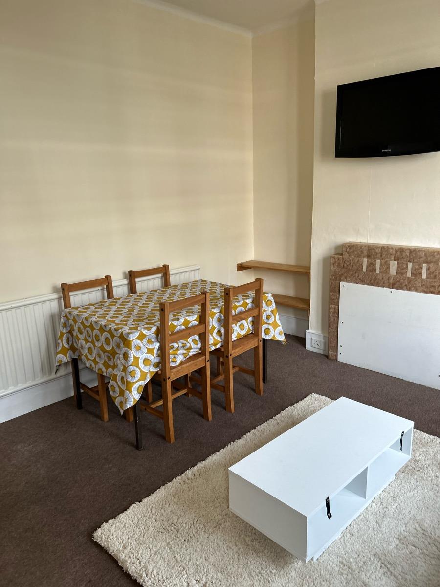 Flat Commercial Way in Greater London