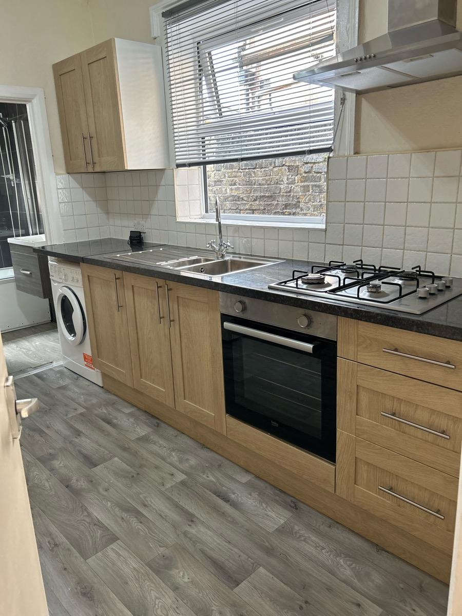 Flat Commercial Way in Greater London