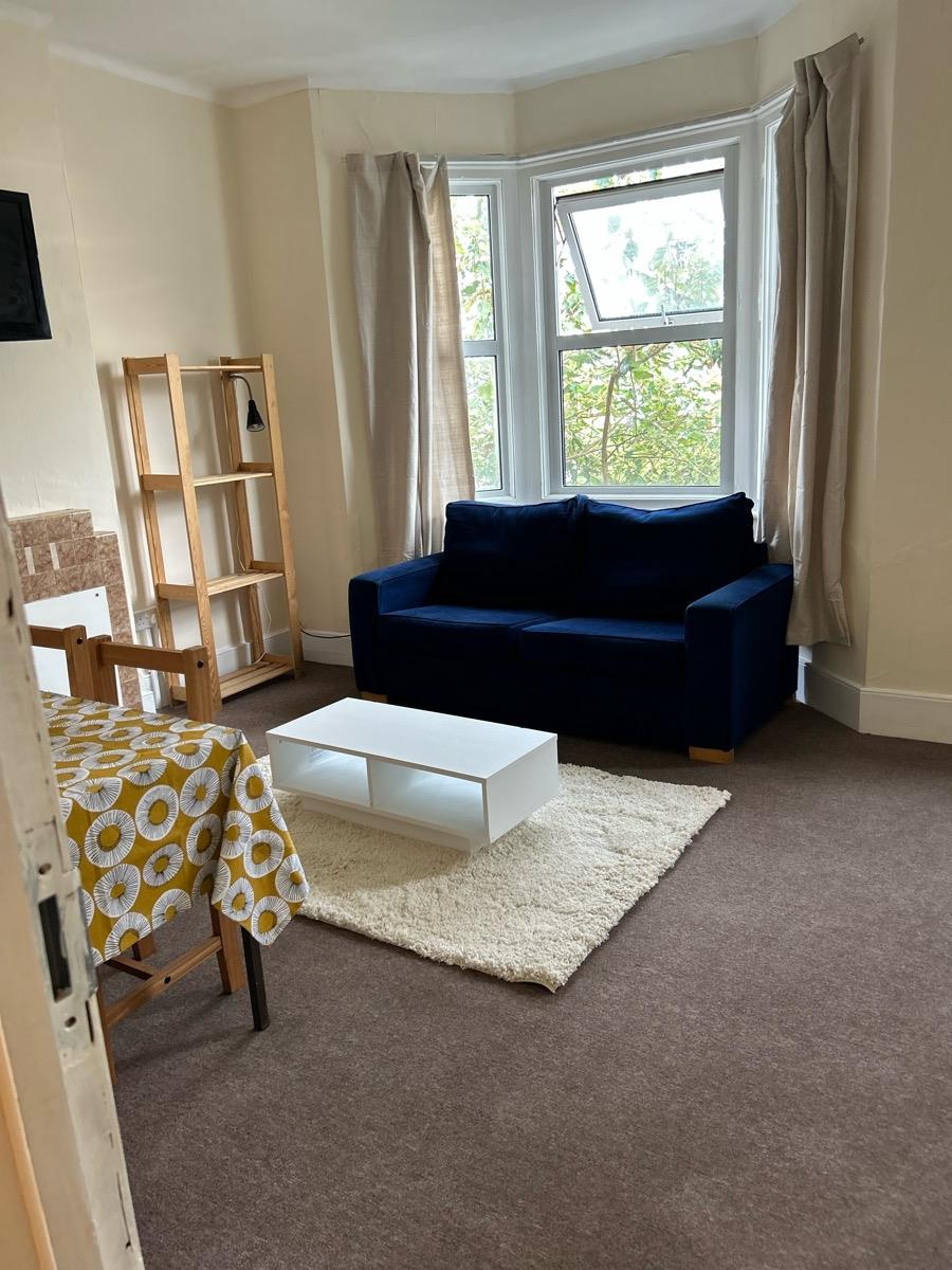 Flat Commercial Way in Greater London