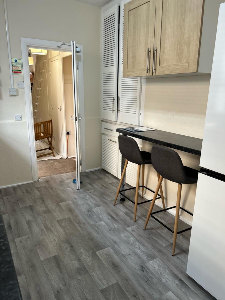 Flat Commercial Way in Greater London