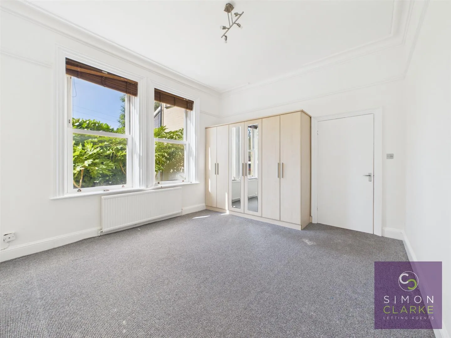 Flat Oakleigh Park South in Greater London