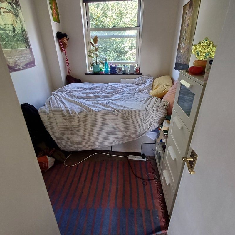 Room Plough Way in Greater London