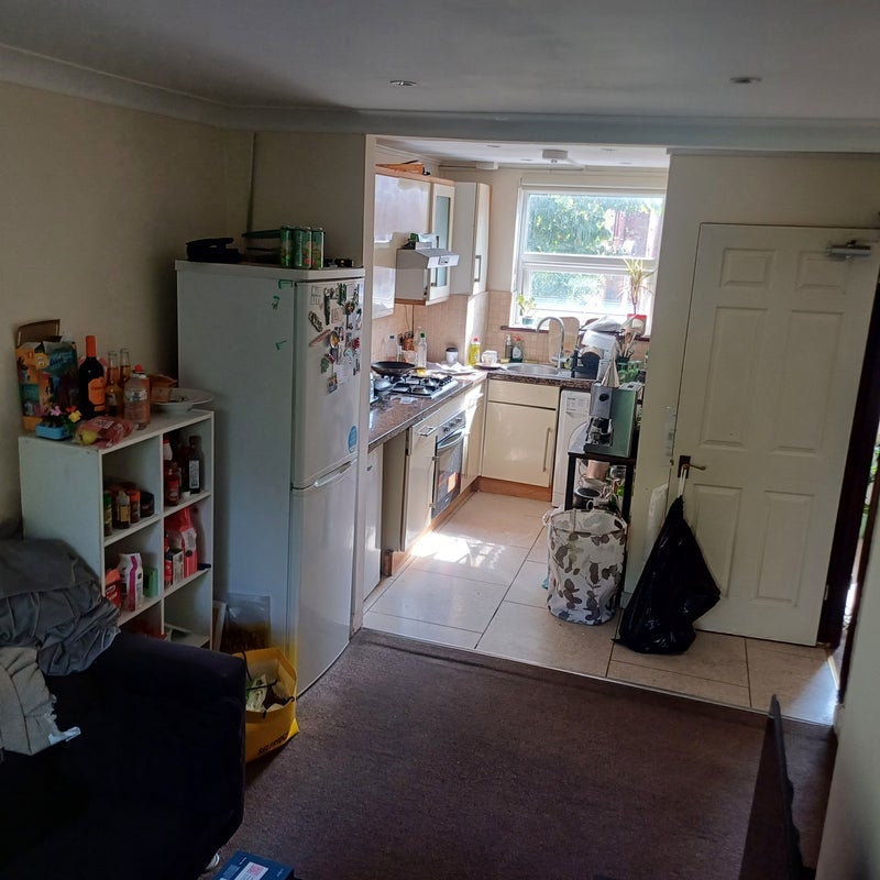 Room Plough Way in Greater London