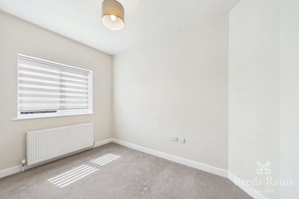 Flat Whitehall Road in Leeds