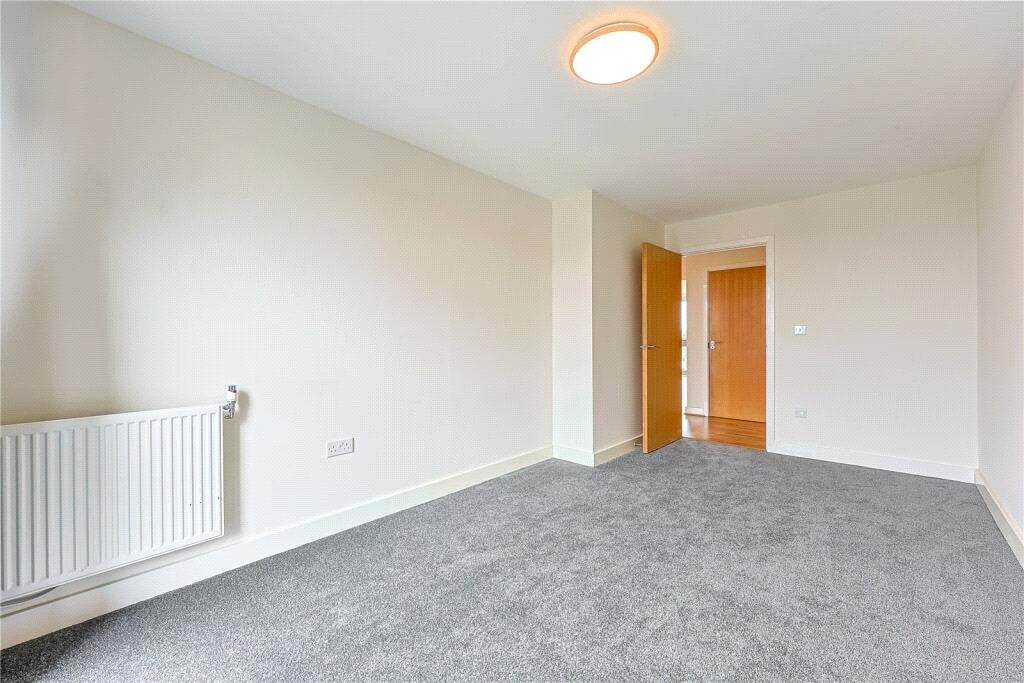 Flat Charcot Road in Greater London