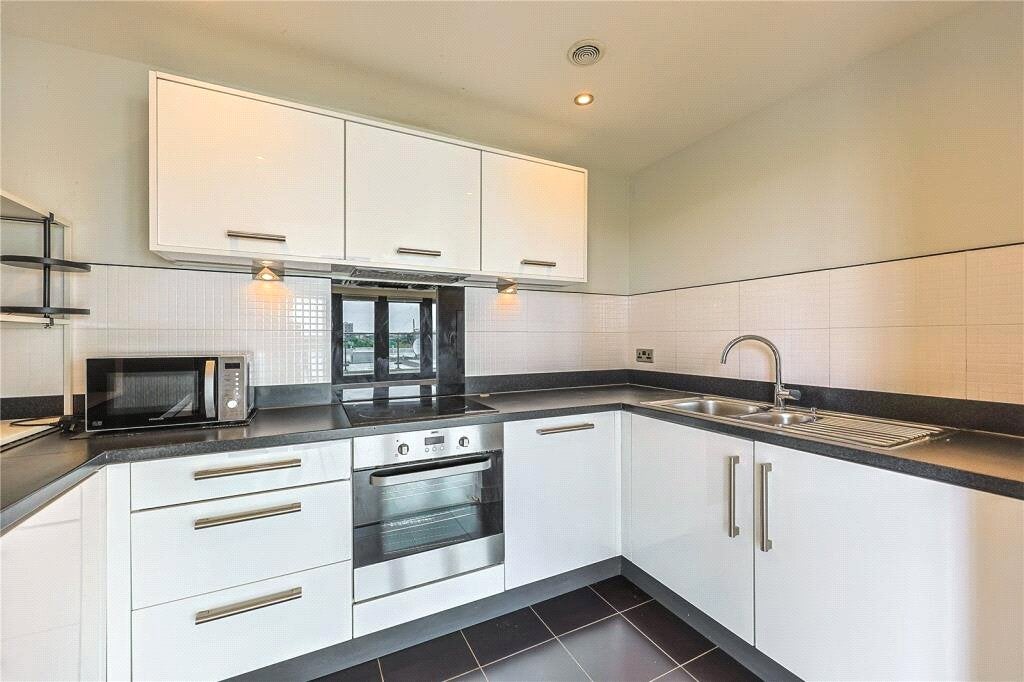 Flat Charcot Road in Greater London