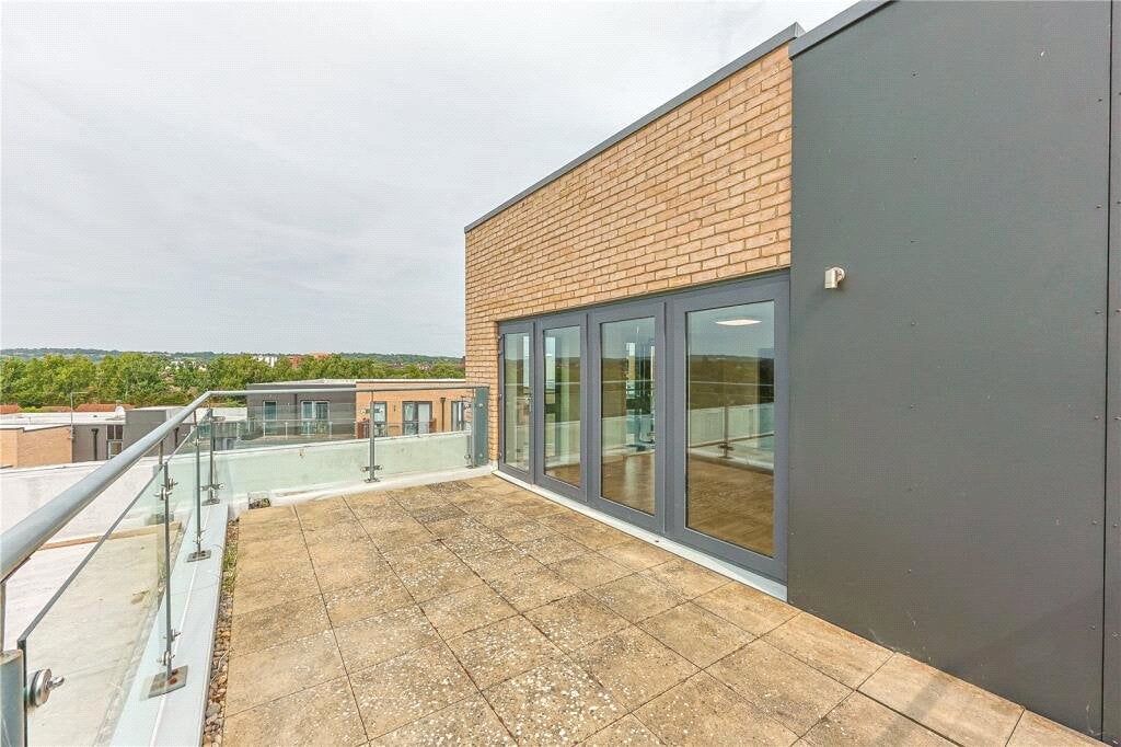Flat Charcot Road in Greater London