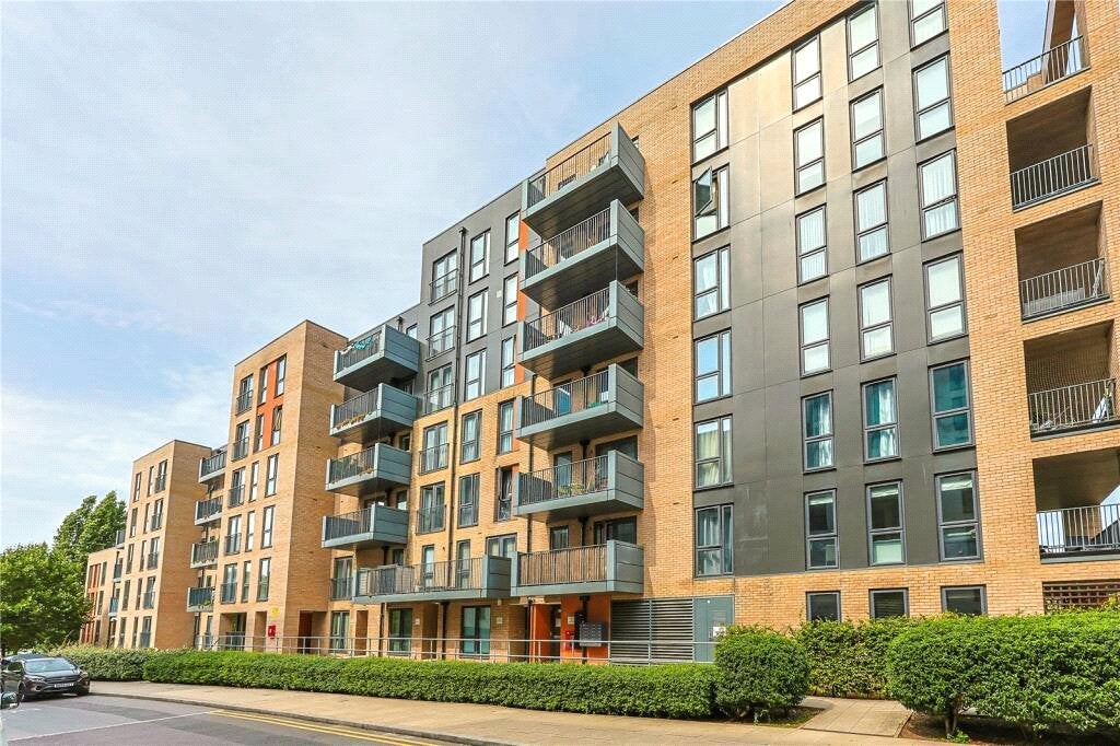 Flat Charcot Road in Greater London