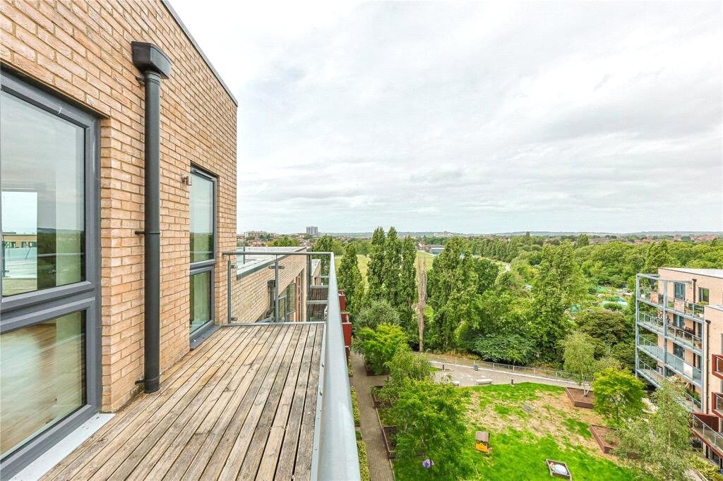Flat Charcot Road in Greater London