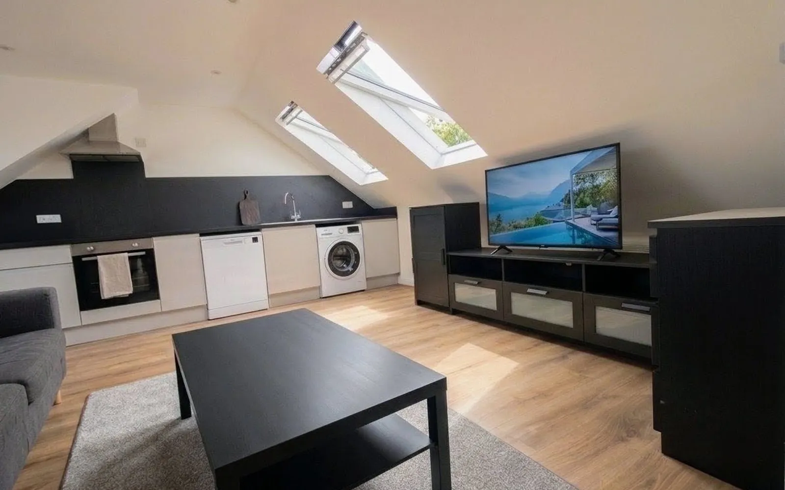 Flat Hillview Avenue in Greater London