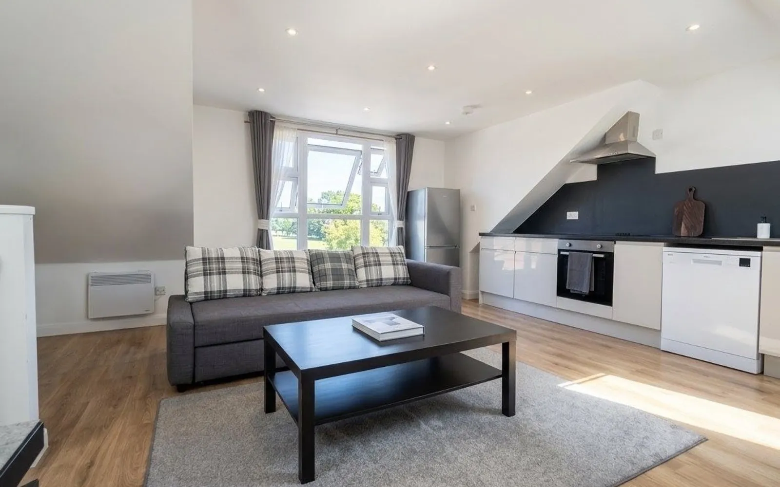 Flat Hillview Avenue in Greater London