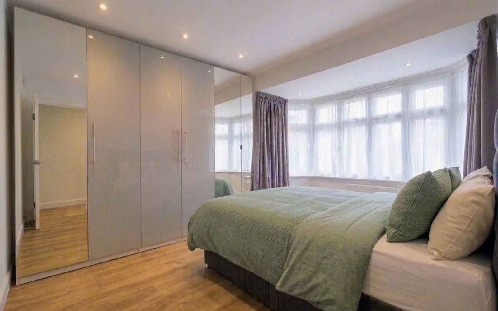 Flat Hillview Avenue in Greater London
