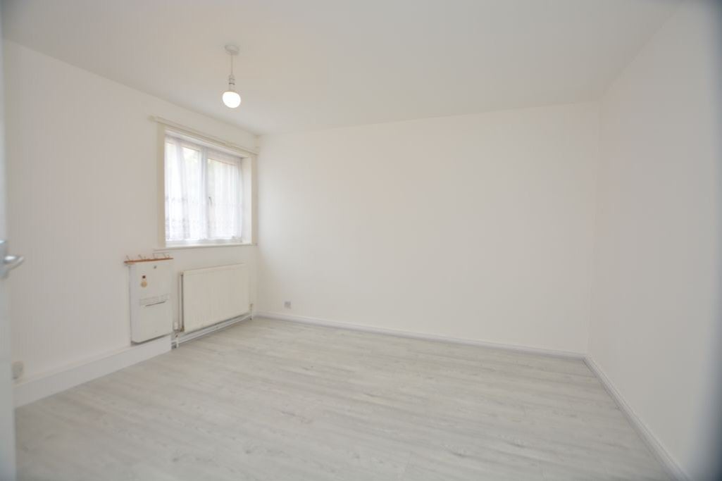 Flat Sandown Close in Greater London