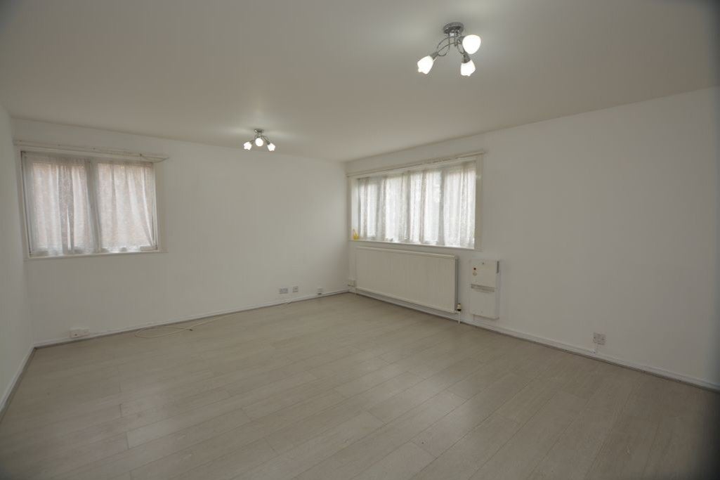 Flat Sandown Close in Greater London