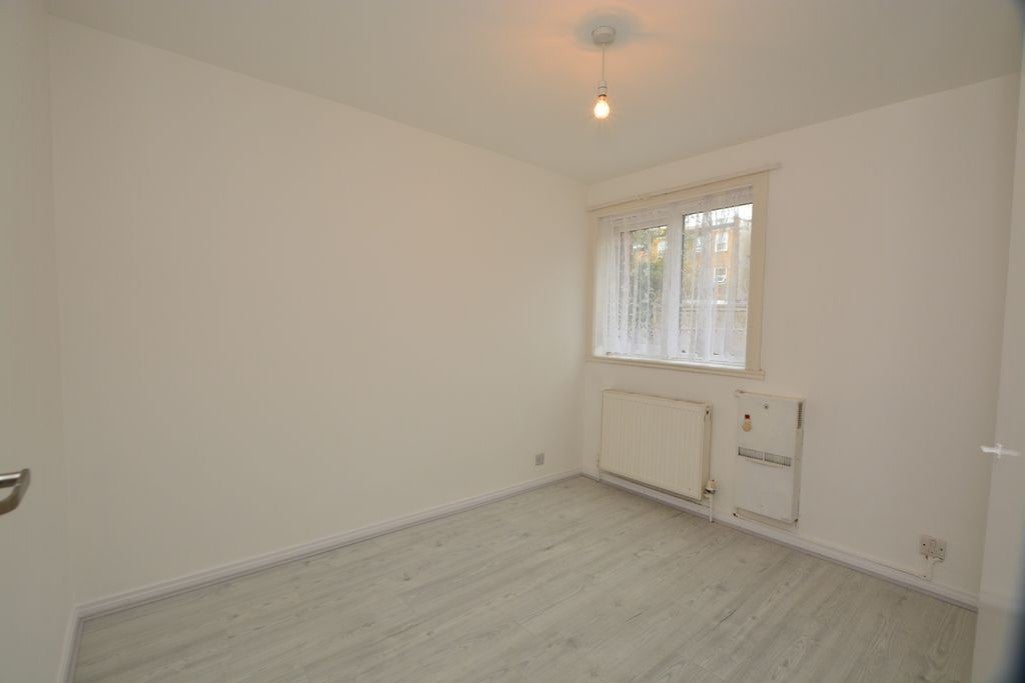 Flat Sandown Close in Greater London