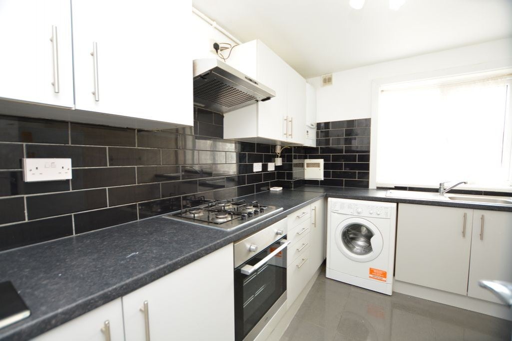 Flat Sandown Close in Greater London