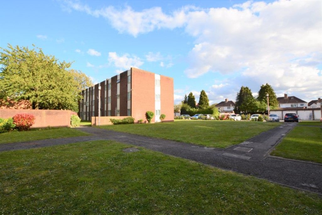 Flat Sandown Close in Greater London