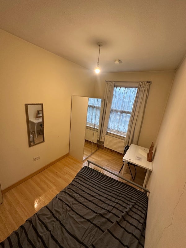 Room High Road Leyton in Greater London