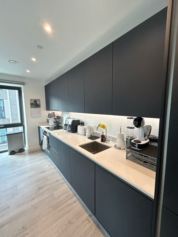 Room Osiers Road in Greater London