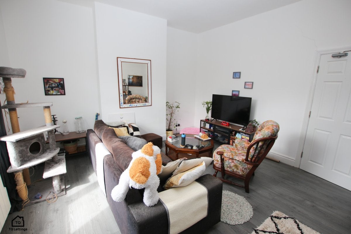 Flat Woodfield Road in Trafford