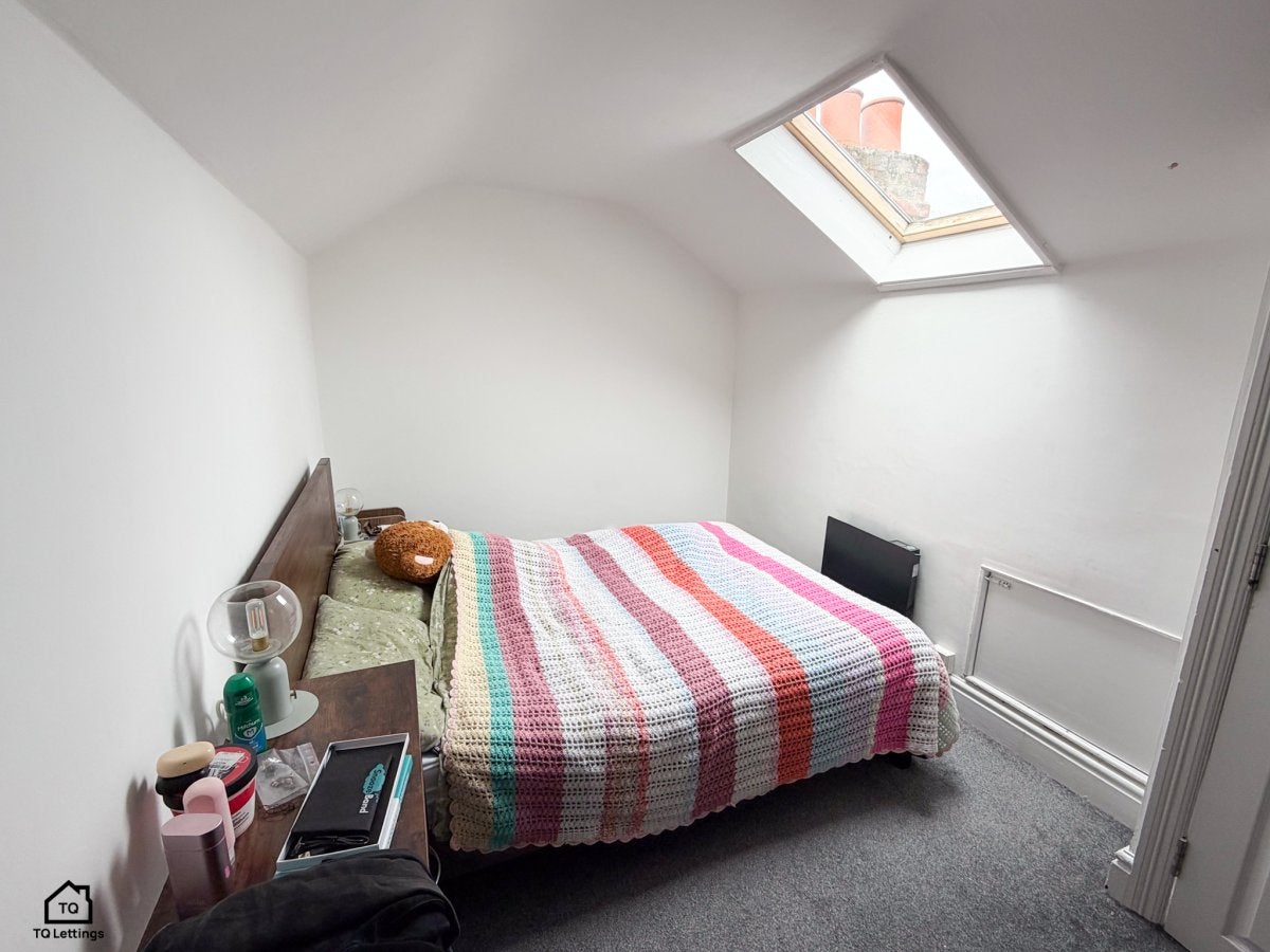 Flat Woodfield Road in Trafford