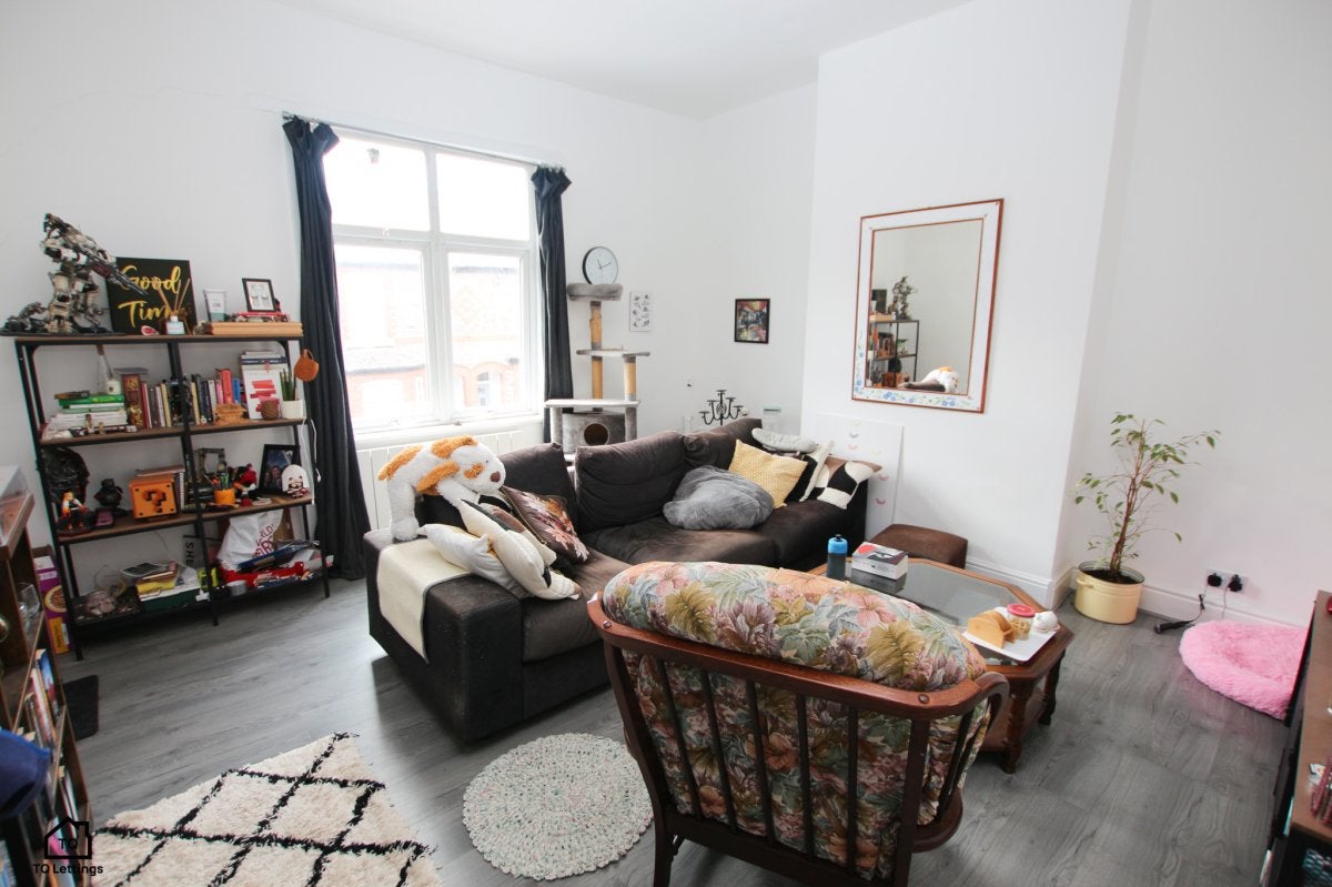 Flat Woodfield Road in Trafford