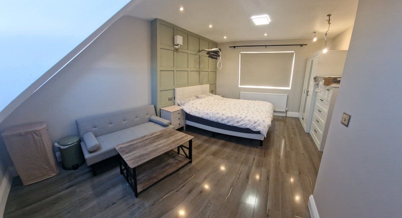 Room Selworthy Road in Greater London