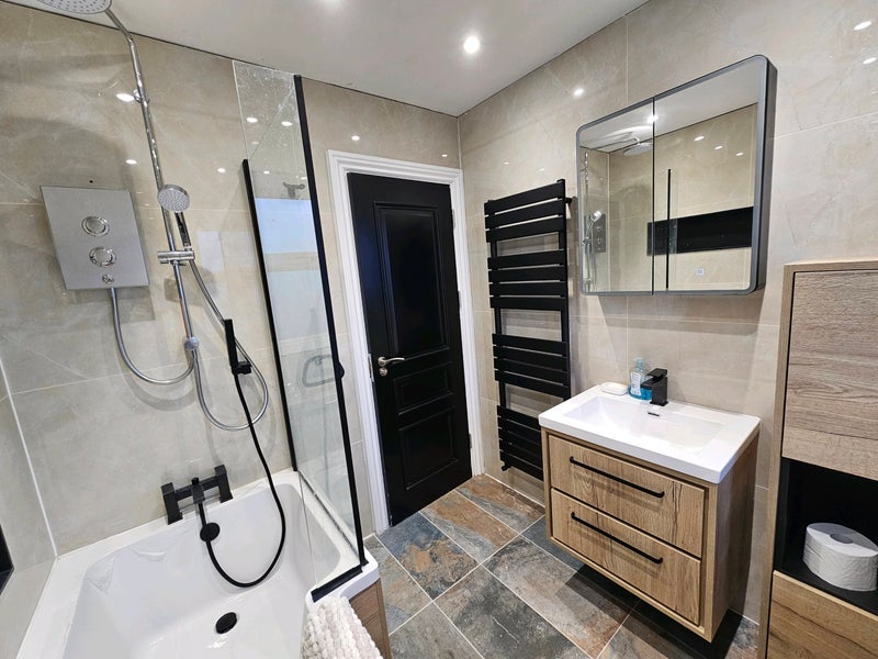 Room Selworthy Road in Greater London