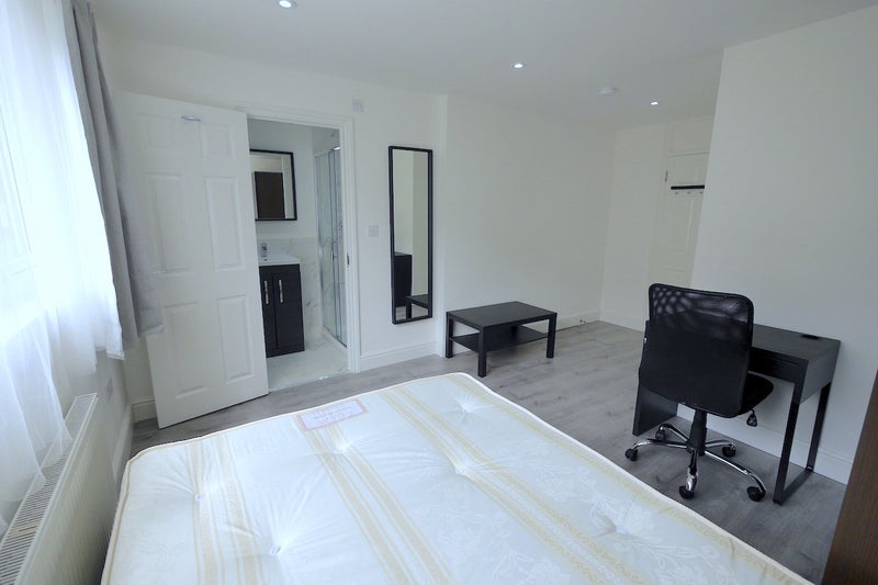 Flat Biggerstaff Road in Greater London