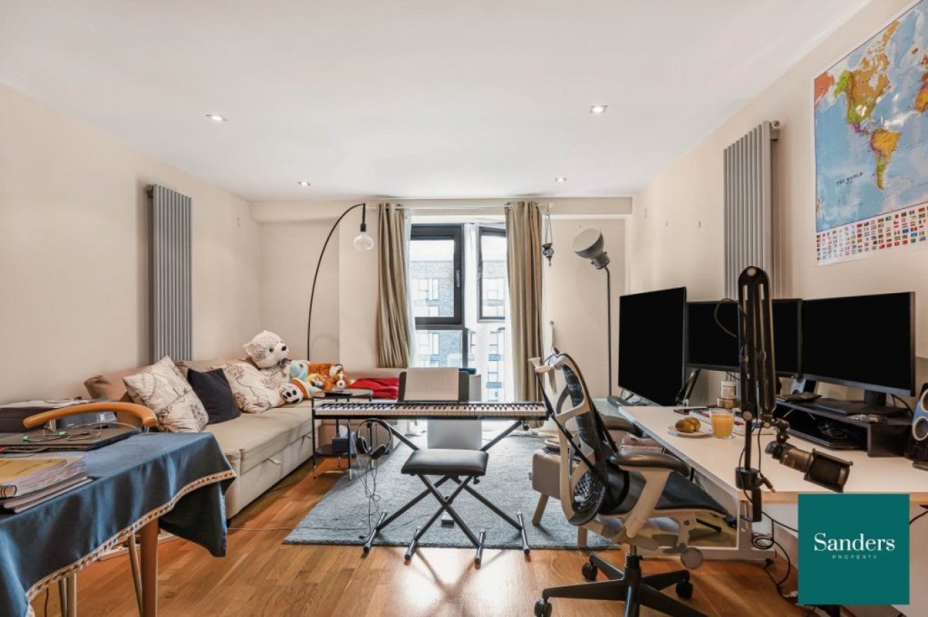 Flat Millharbour in Greater London