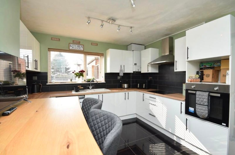 Room Denhale Avenue in Wakefield