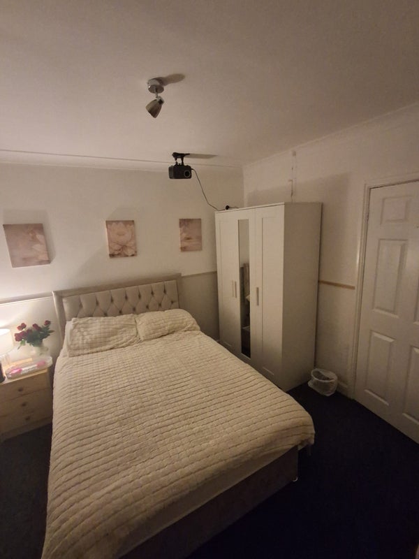 Room Denhale Avenue in Wakefield