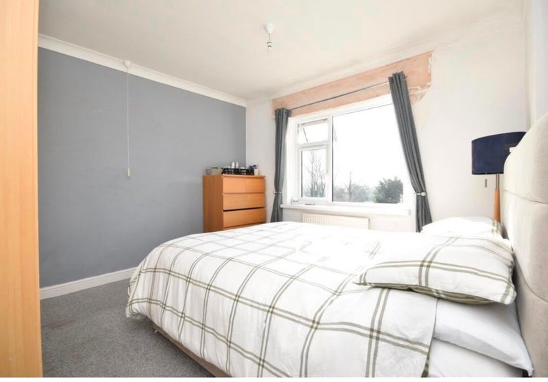 Room Denhale Avenue in Wakefield