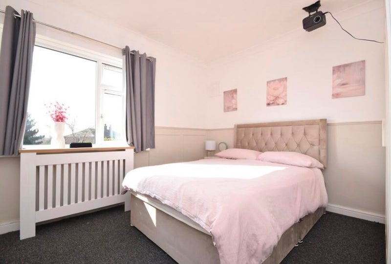 Room Denhale Avenue in Wakefield