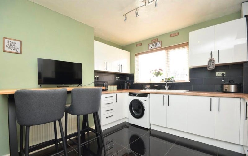 Room Denhale Avenue in Wakefield