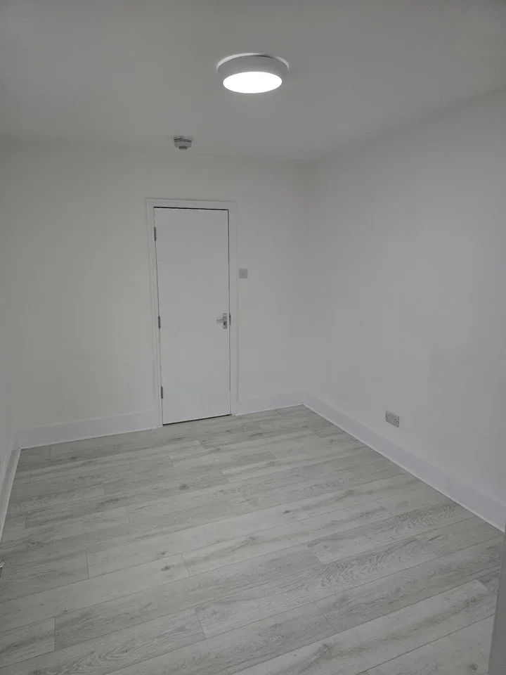 Flat Chestnut Rise in Greater London