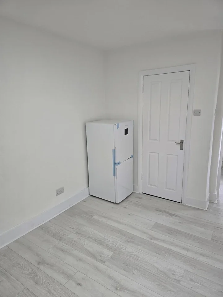 Flat Chestnut Rise in Greater London