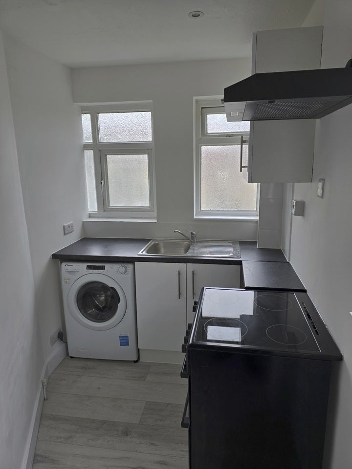 Flat Chestnut Rise in Greater London