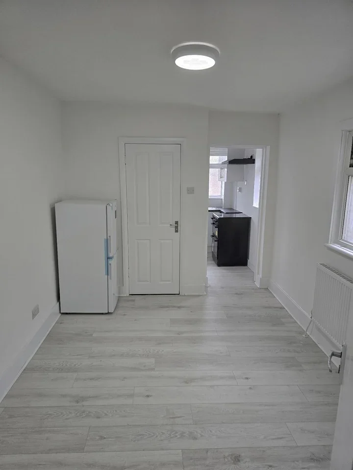 Flat Chestnut Rise in Greater London