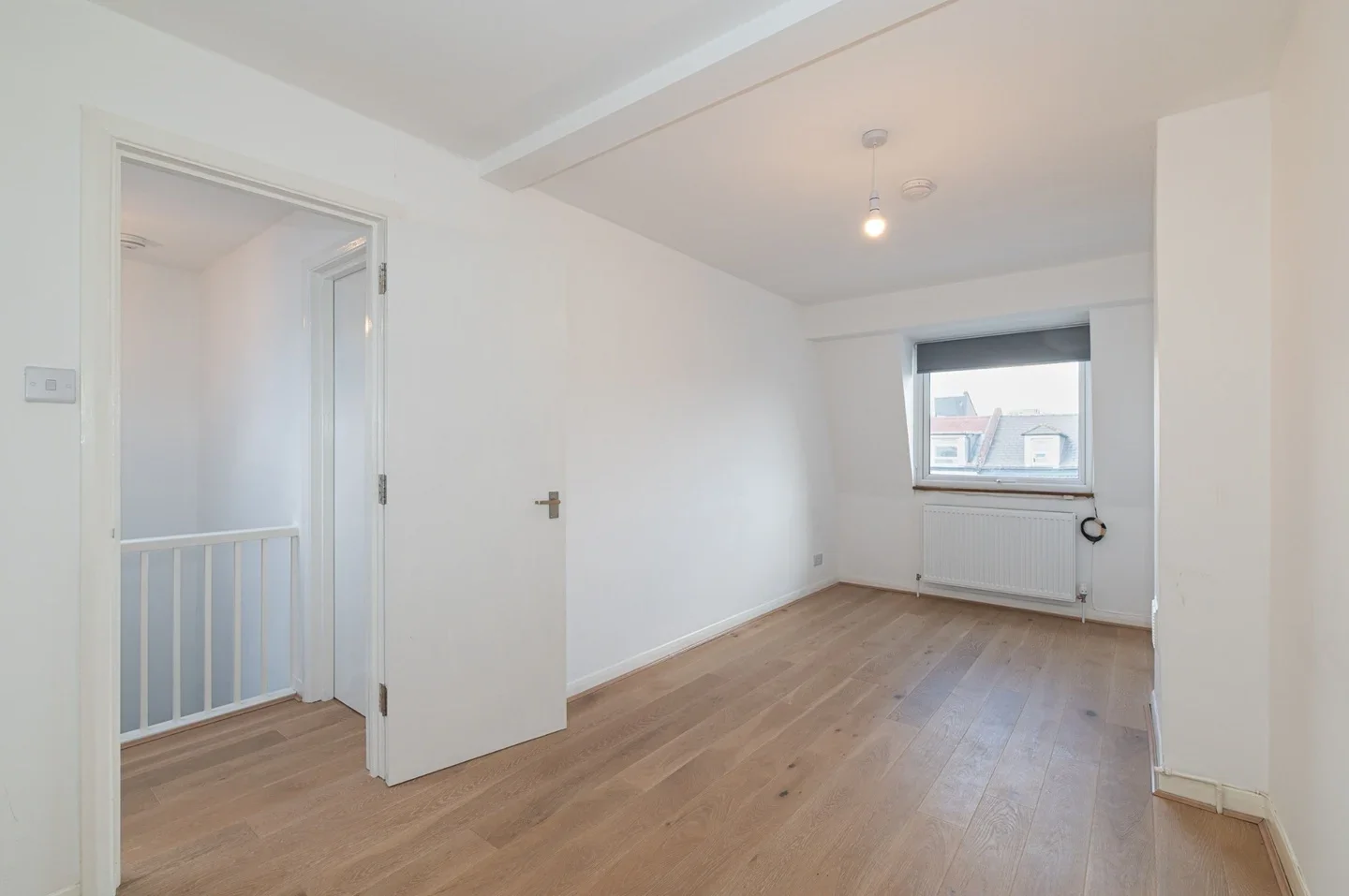 Flat Tooting High Street in Greater London